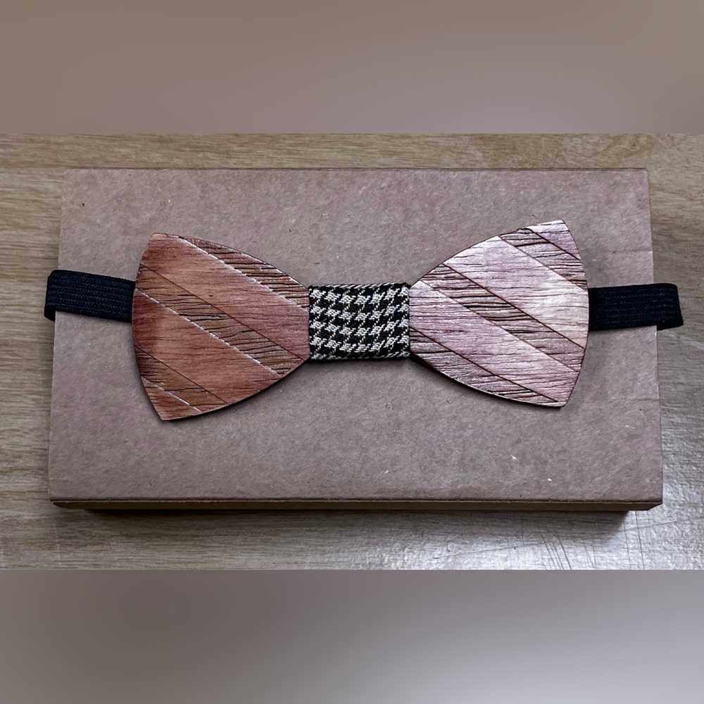 Elegant Wooden Bow Tie with Houndstooth Center